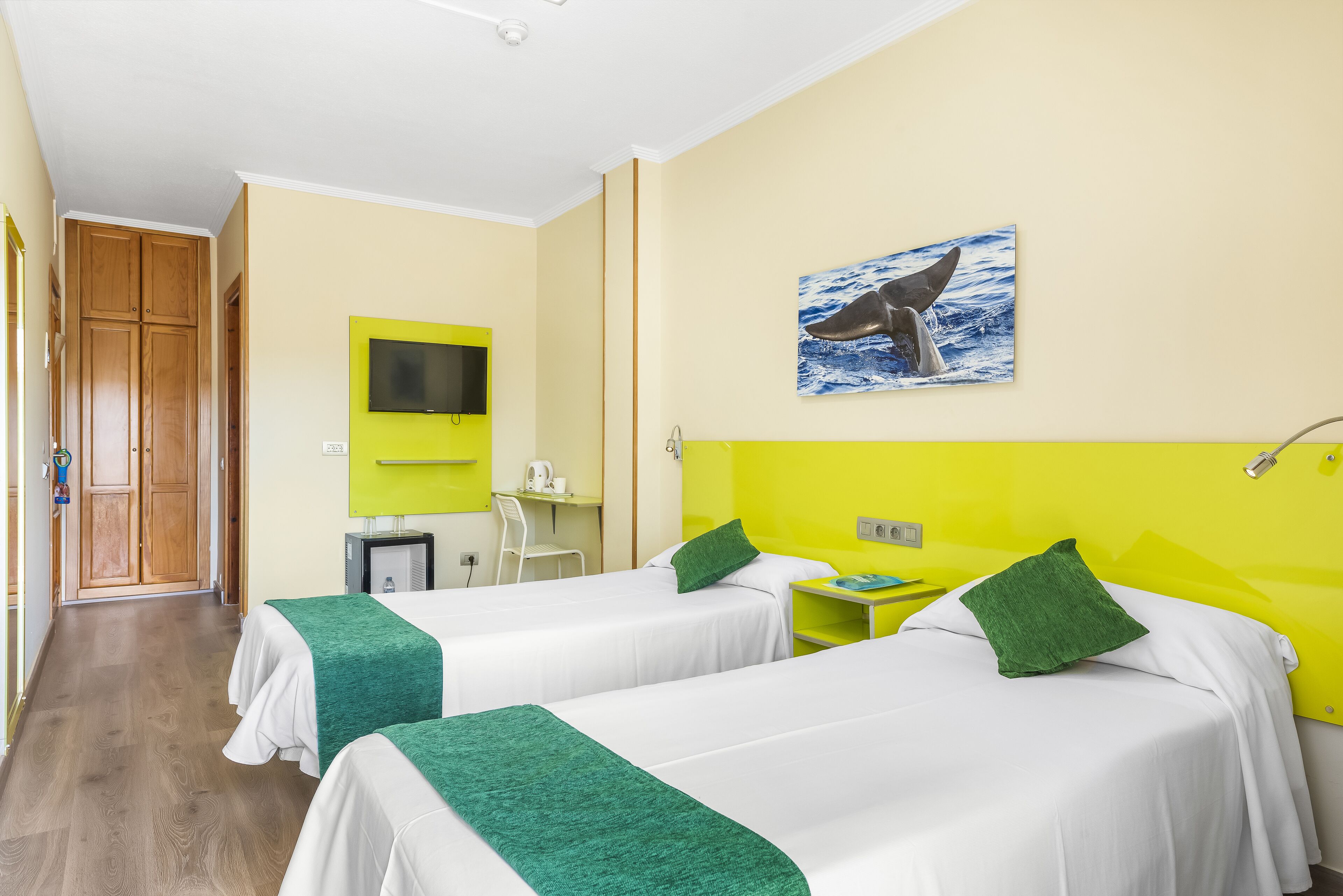 Habitación doble, balcón | Minibar, cortinas opacas, cunas gratuitas y wifi gratis