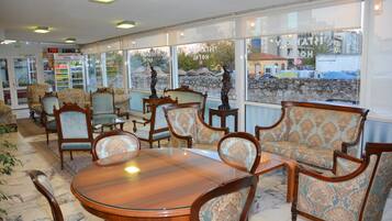 Coin salon dans le hall