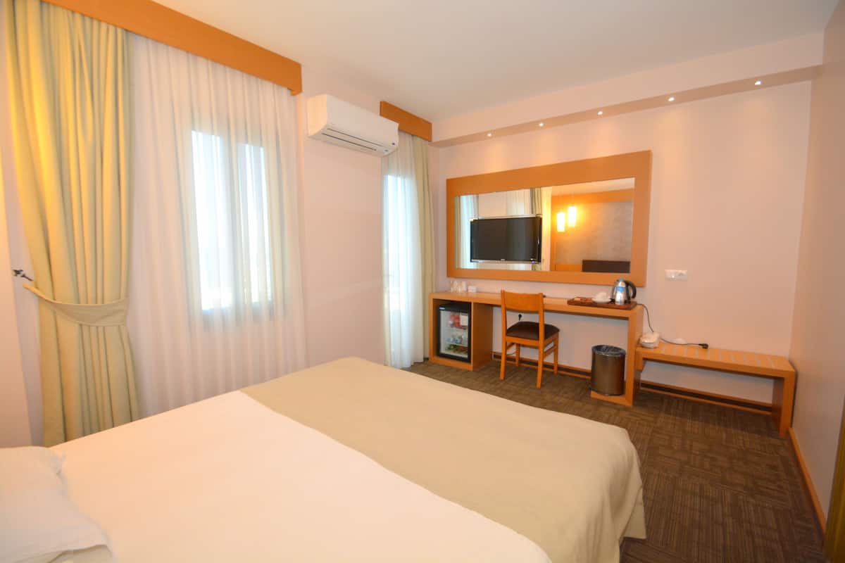 Kamar Double Comfort | Seprai premium, minibar, kedap suara, dan Wi-Fi gratis