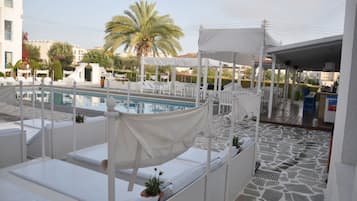 Piscine extérieure, parasols de plage, chaises longues