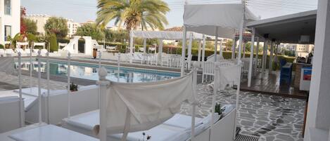Outdoor pool, pool umbrellas, sun loungers
