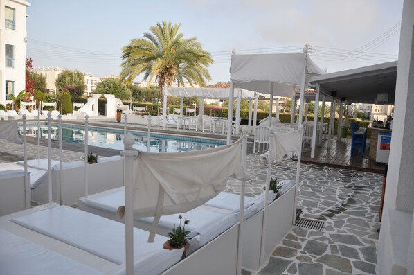 Outdoor pool, pool umbrellas, sun loungers - Tasmaria (Paphos)