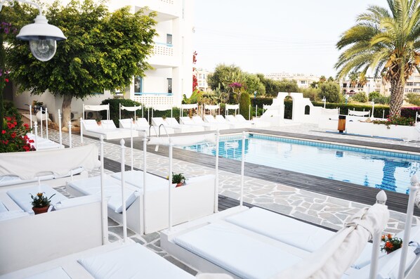 Outdoor pool, pool umbrellas, sun loungers