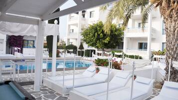 Piscine extérieure, parasols de plage, chaises longues