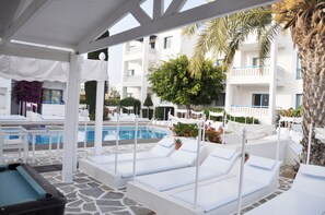 Outdoor pool, pool umbrellas, sun loungers - Tasmaria (Paphos)