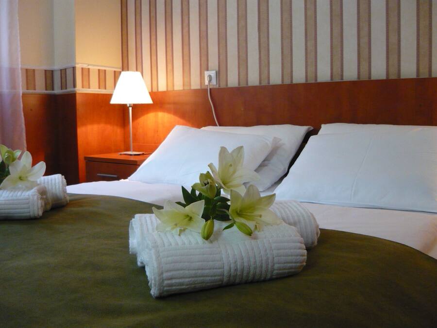 Caja de seguridad en la habitación y escritorio