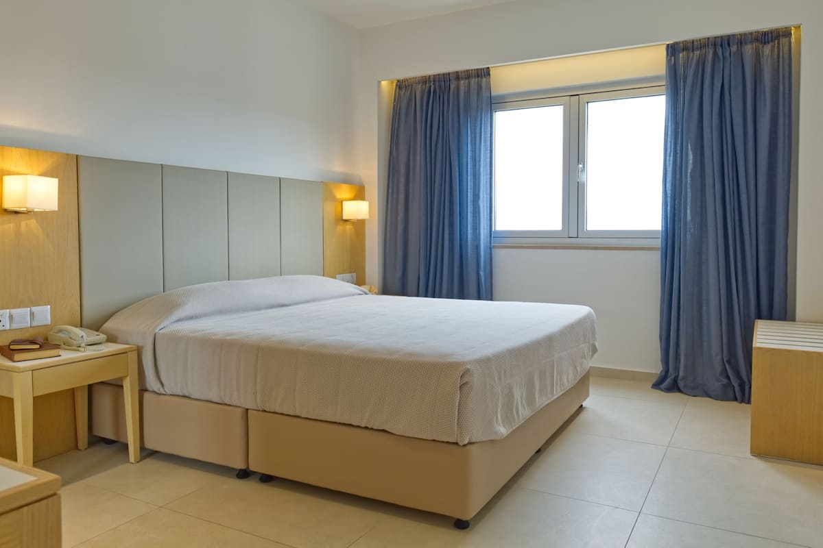 1 bedroom, in-room safe, desk, soundproofing