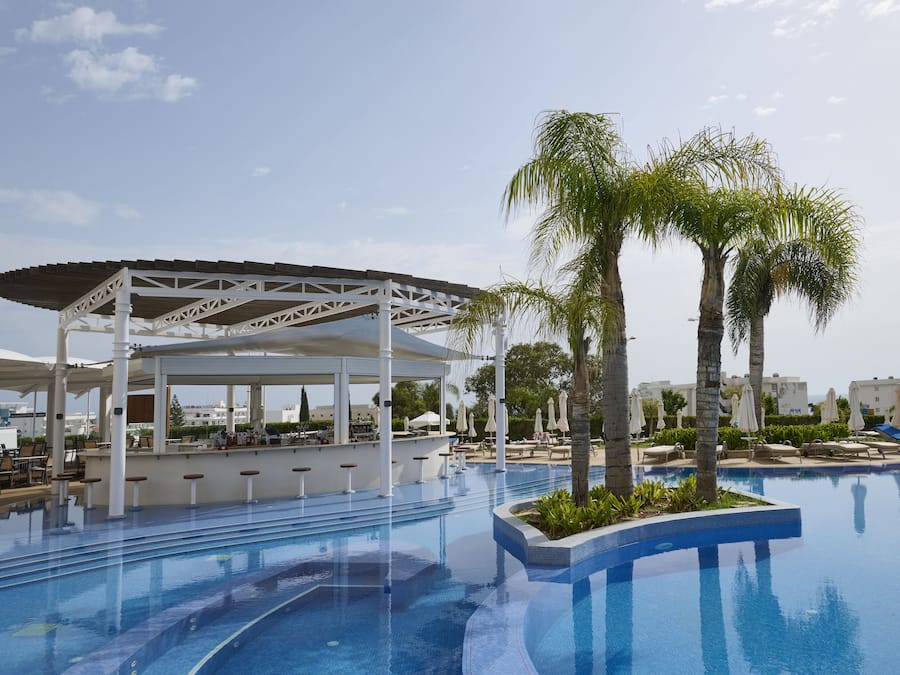 Bar junto a la piscina