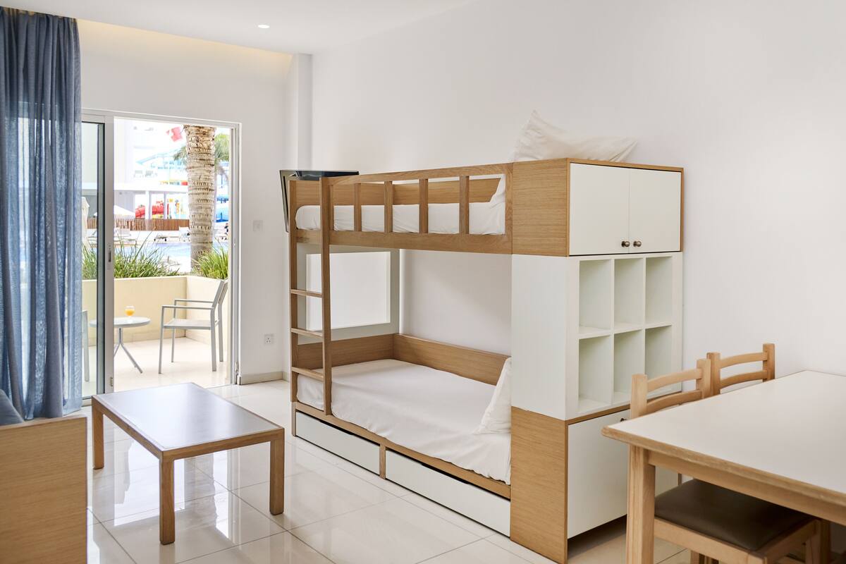 ห้องสวีท, 1 ห้องนอน, ระเบียง, วิวสระว่ายน้ำ | ตู้นิรภัยในห้องพัก, โต๊ะทำงาน, ห้องเก็บเ สียง, Wi-Fi ฟรี