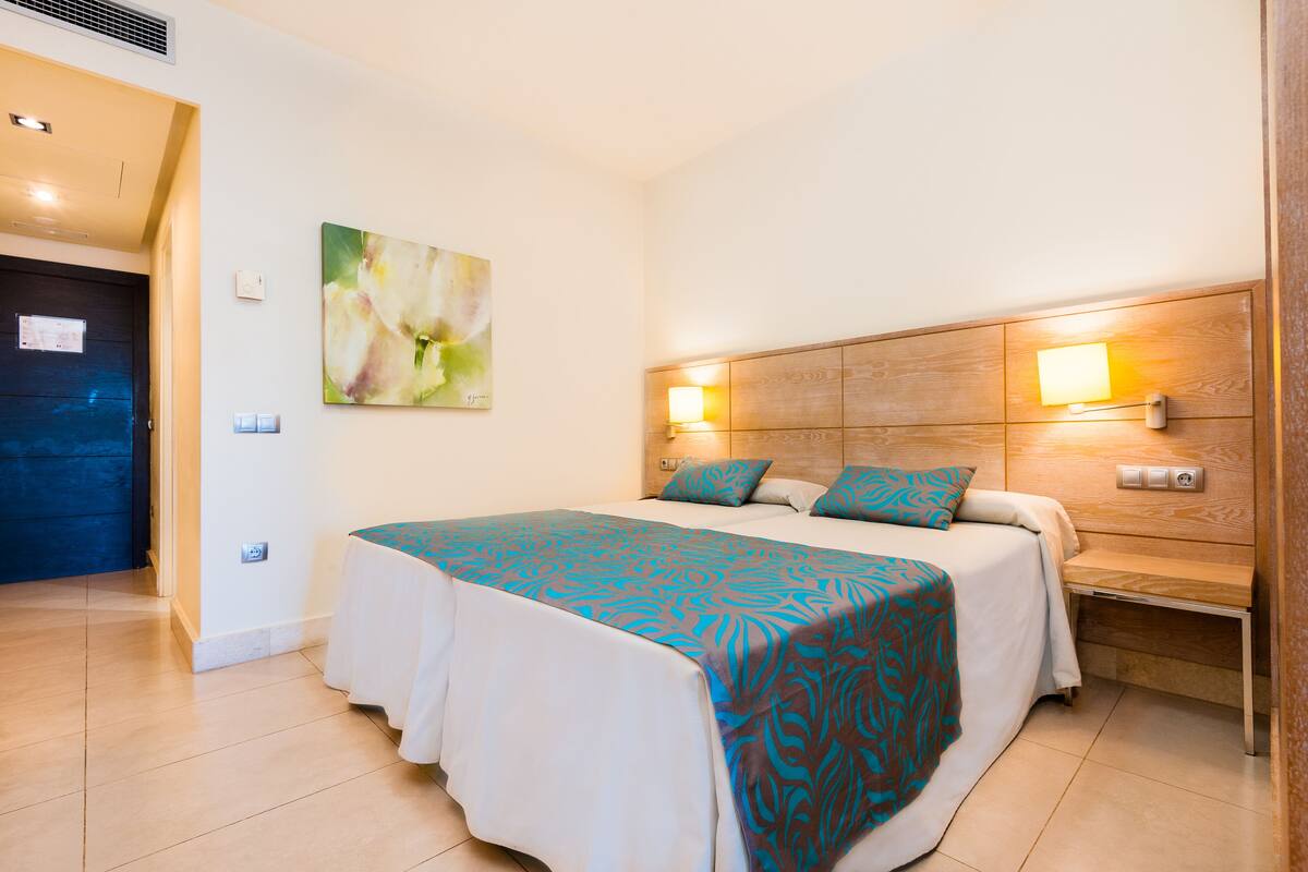 Meja kerja, Wi-Fi gratis, dan seprai linen