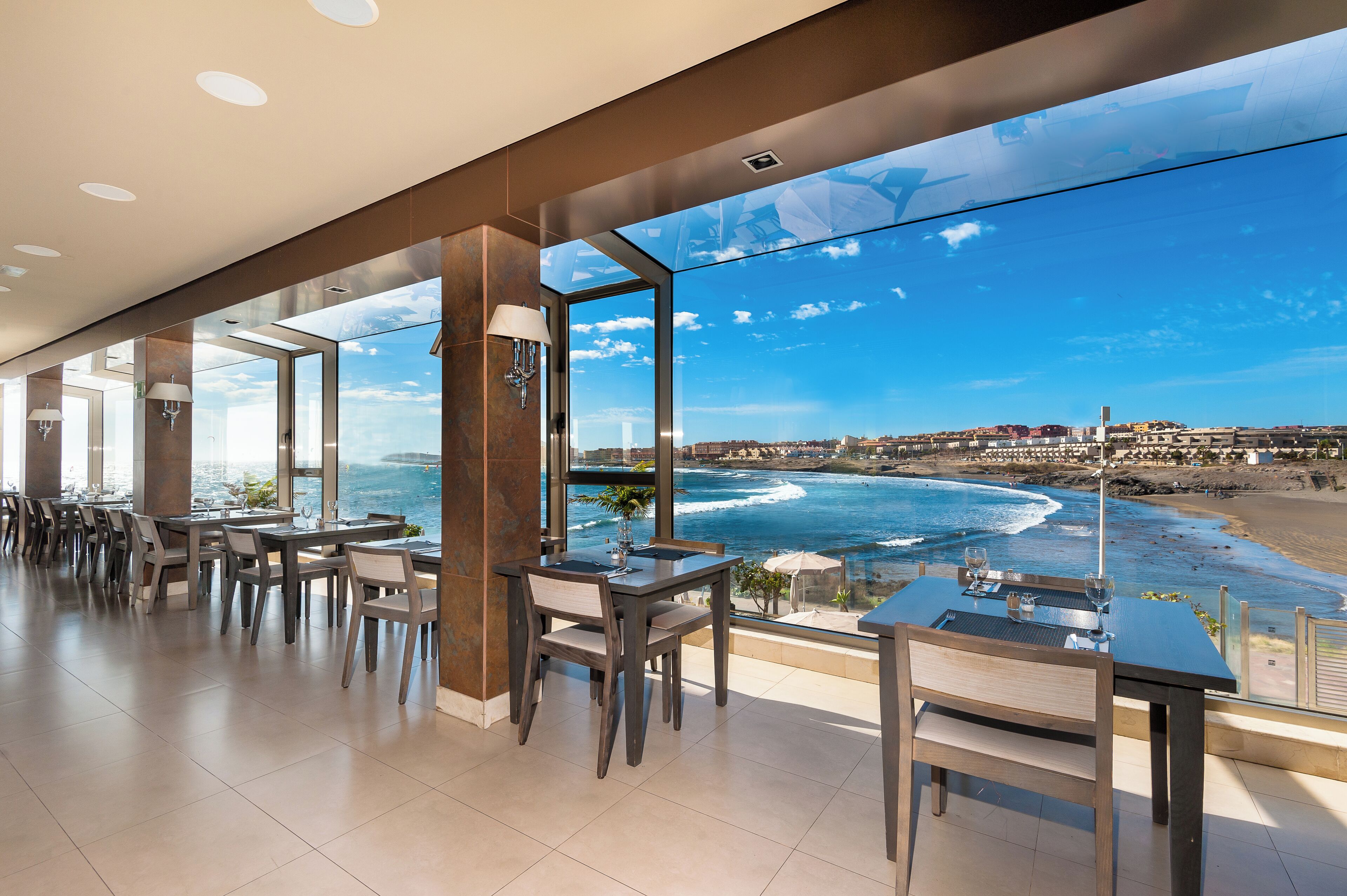 Serviço de café da manhã, culinária internacional, vistas para o mar 