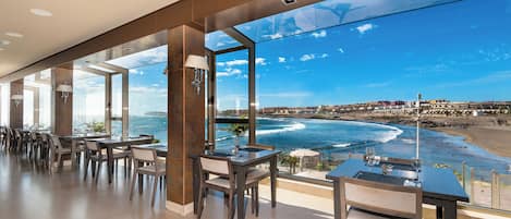 Se sirven desayunos y almuerzos; cocina internacional; con vista al mar