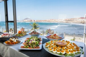 Serviço de café da manhã, culinária internacional, vistas para o mar 