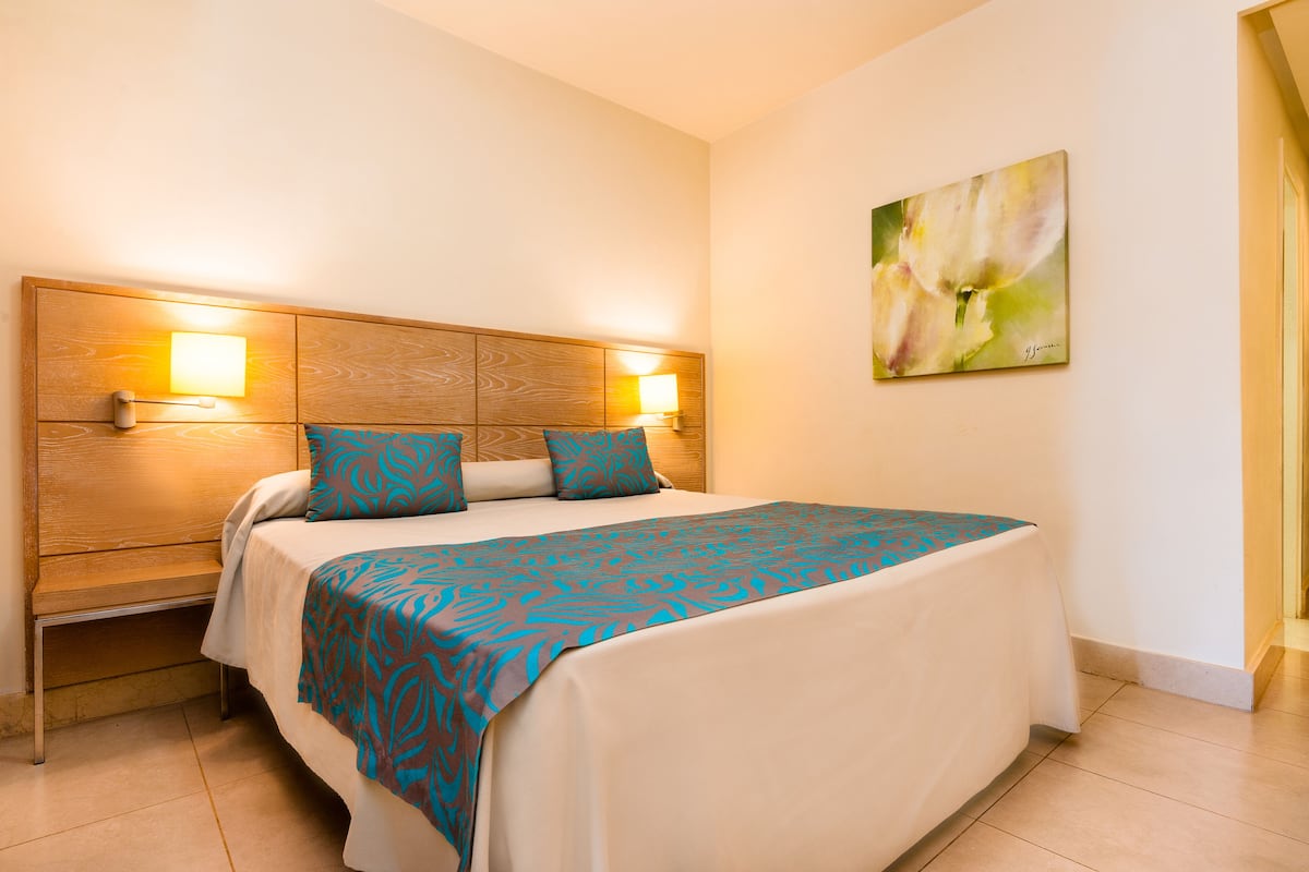 Escritorio, wifi gratis y ropa de cama