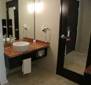 Chuveiro, produtos de toalete grátis, secador de cabelo