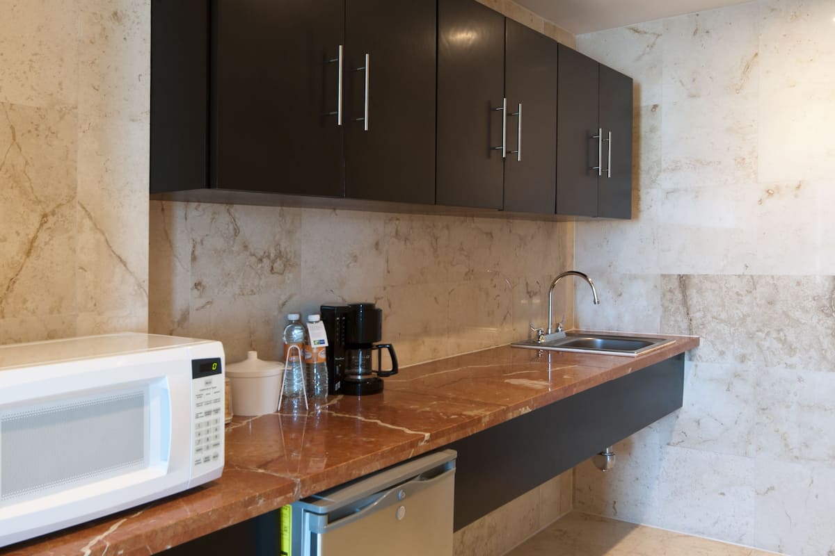 suite, 1 bedroom | private kitchen | fridge, coffee/tea maker