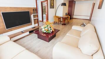 Suite Junior | Coffre-fort, bureau, rideaux d’obscurcissement