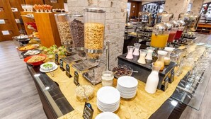 A buffet with various food options and drink dispensers. - Sonesta Hotel Loja (Loja)