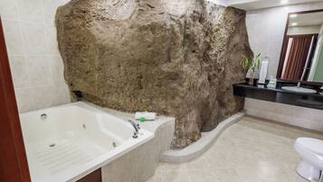 Suite junior | Baño | Regadera, regadera tipo lluvia, amenidades de baño gratuitas