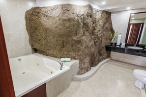 Junior Suite | Bathroom - Sonesta Hotel Loja (Loja)