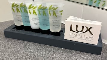 En udstilling af skønhedsprodukter, herunder en sæbeæske fra Lux Beauty og flere shower gels fra Mason & Miller.