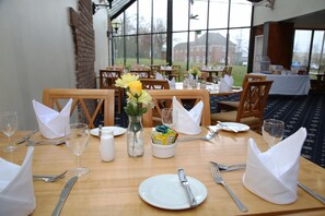 Breakfast and dinner served, Indian cuisine - Hermitage Park Hotel (Coalville)