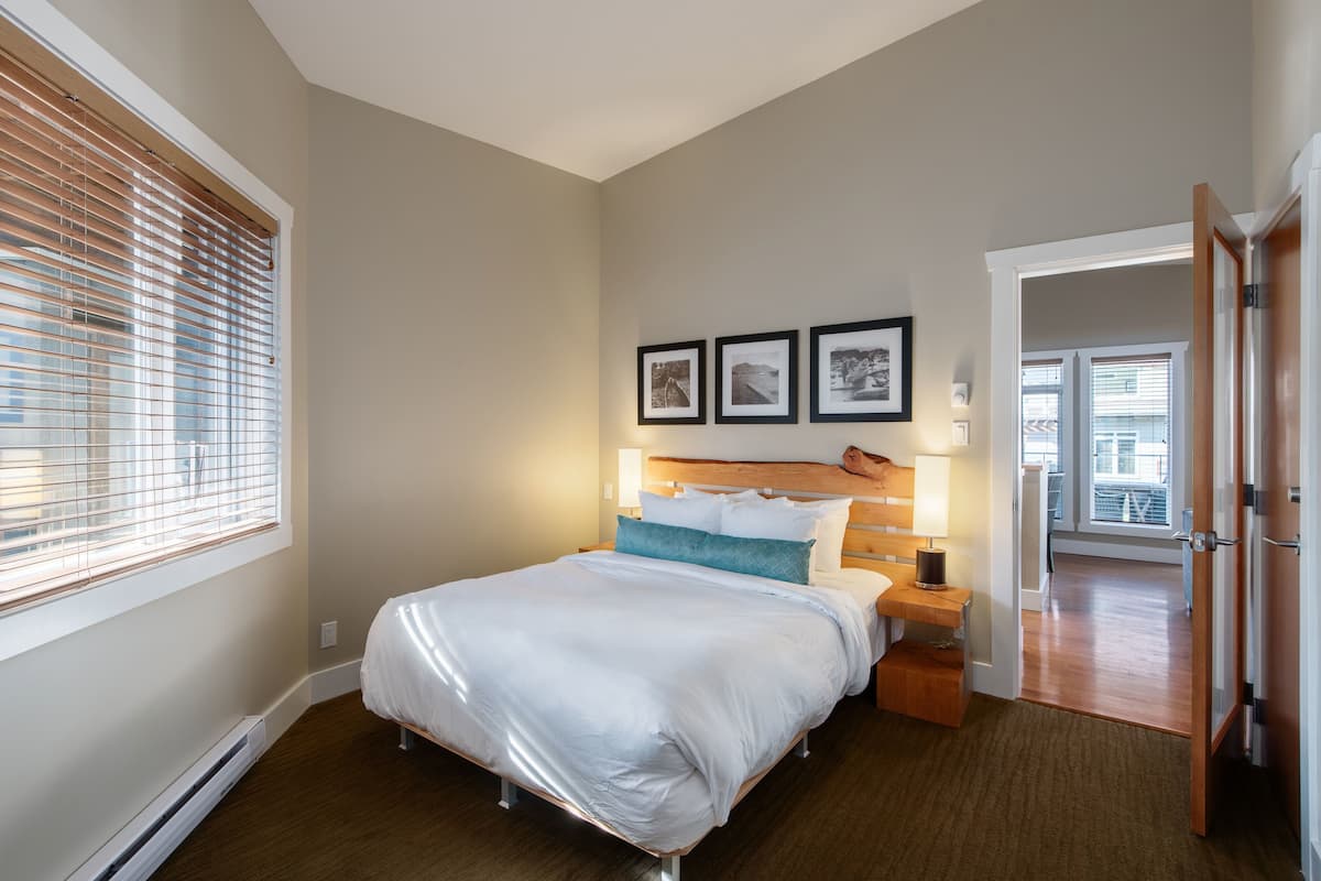 Apartment, 2 Bedrooms | 1 bedroom, premium bedding, iron/ironing board, free cribs/infant beds