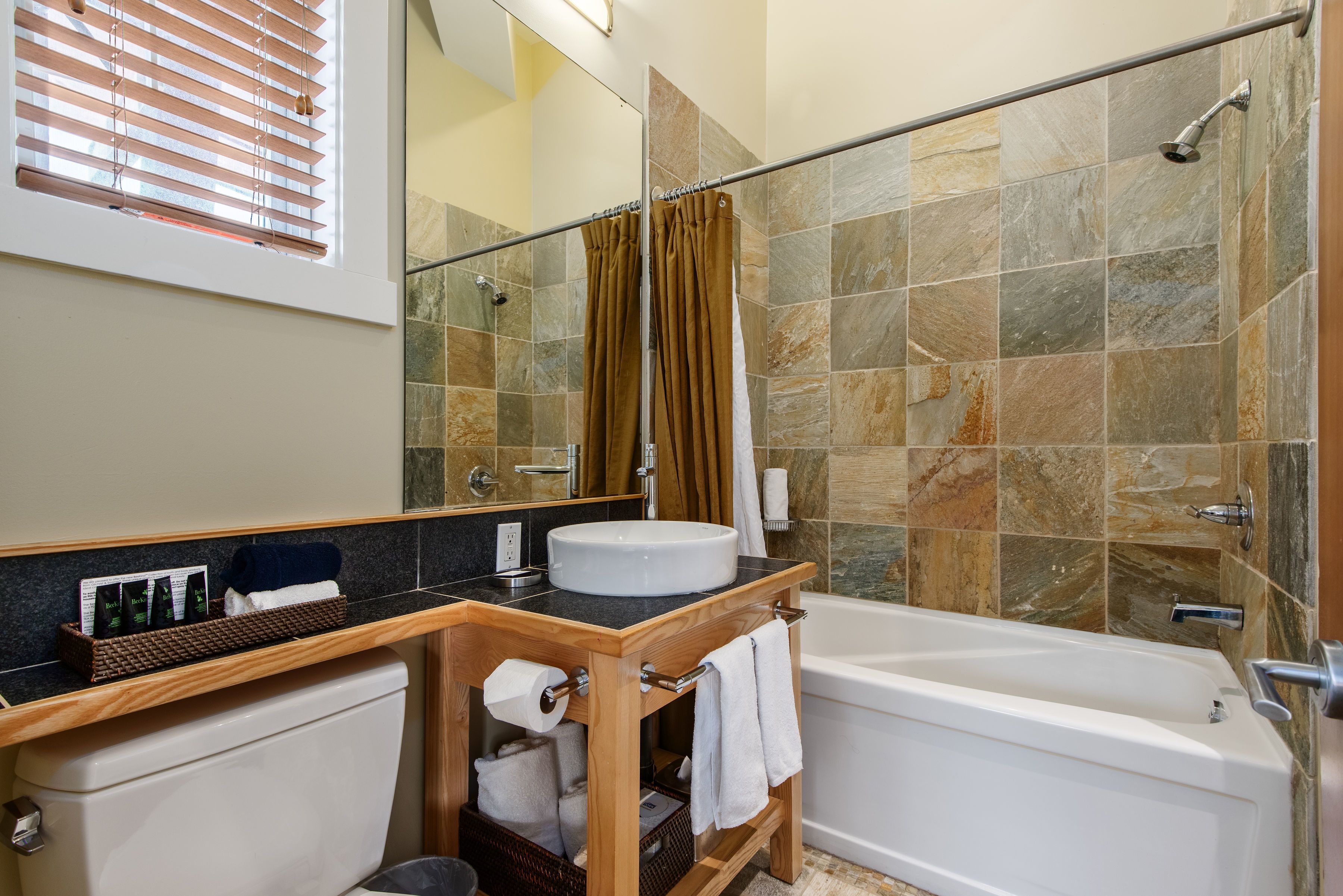 apartment, 2 bedrooms | bathroom | combined shower/bathtub, designer toiletries, hair dryer, bathrobes