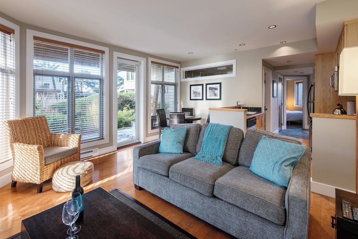 Apartment, 1 Bedroom | 1 bedroom, premium bedding, iron/ironing board, free cribs/infant beds