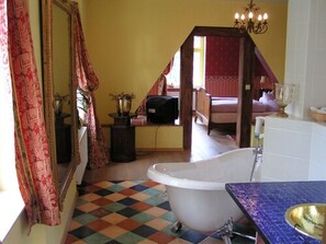 Deep-soaking bathtub - Hotel Auberge Mistral (Freiberg)