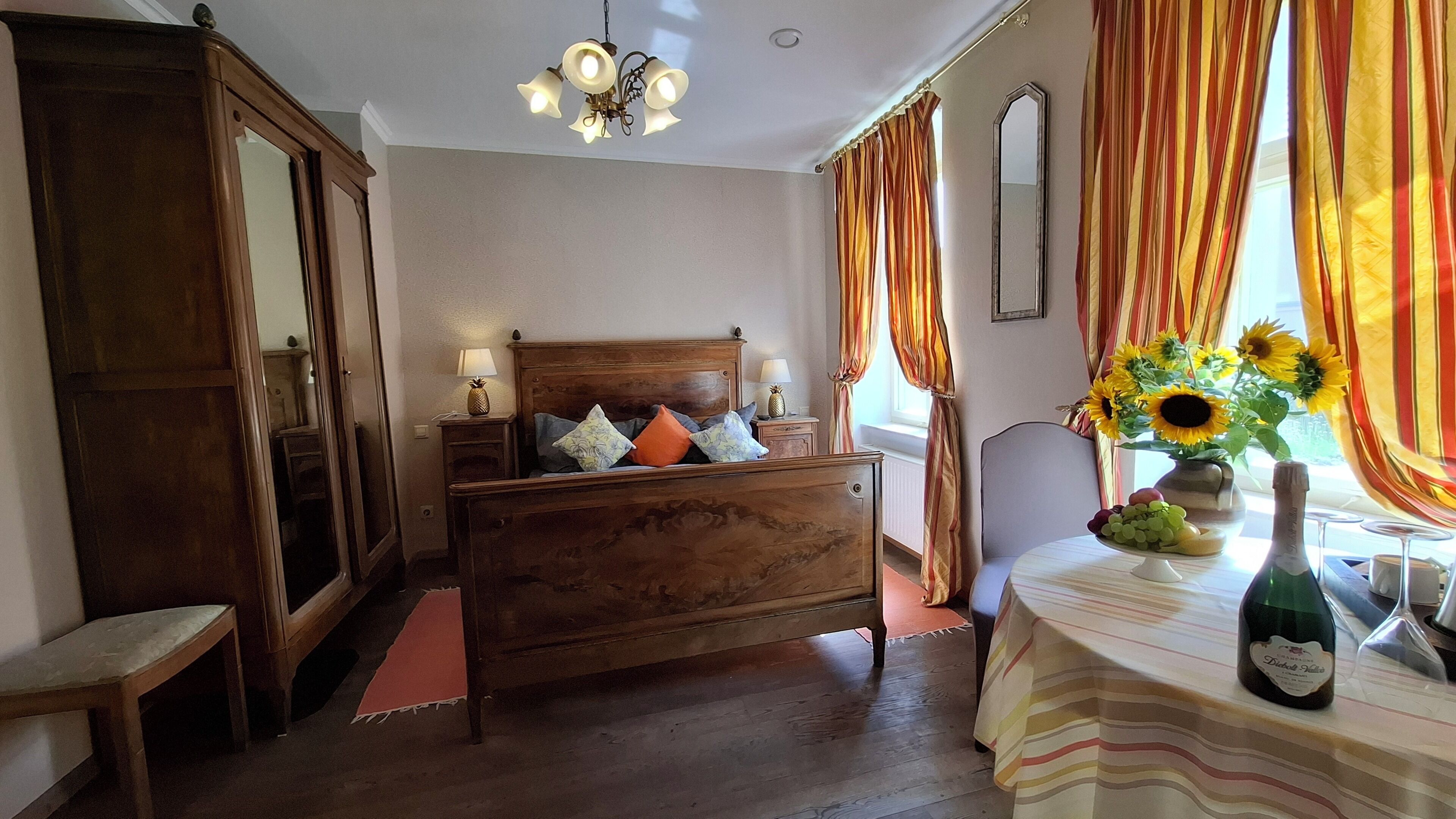 Standard-Doppelzimmer | Schreibtisch, individuell dekoriert, individuell eingerichtet