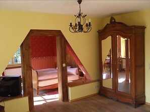 Quarto casal standard | Individualmente decorados, individualmente mobiliados, escrivaninha