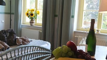 Standard-Doppelzimmer | Schreibtisch, individuell dekoriert, individuell eingerichtet