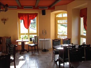 Desayuno buffet diario (EUR 13.9 por persona)