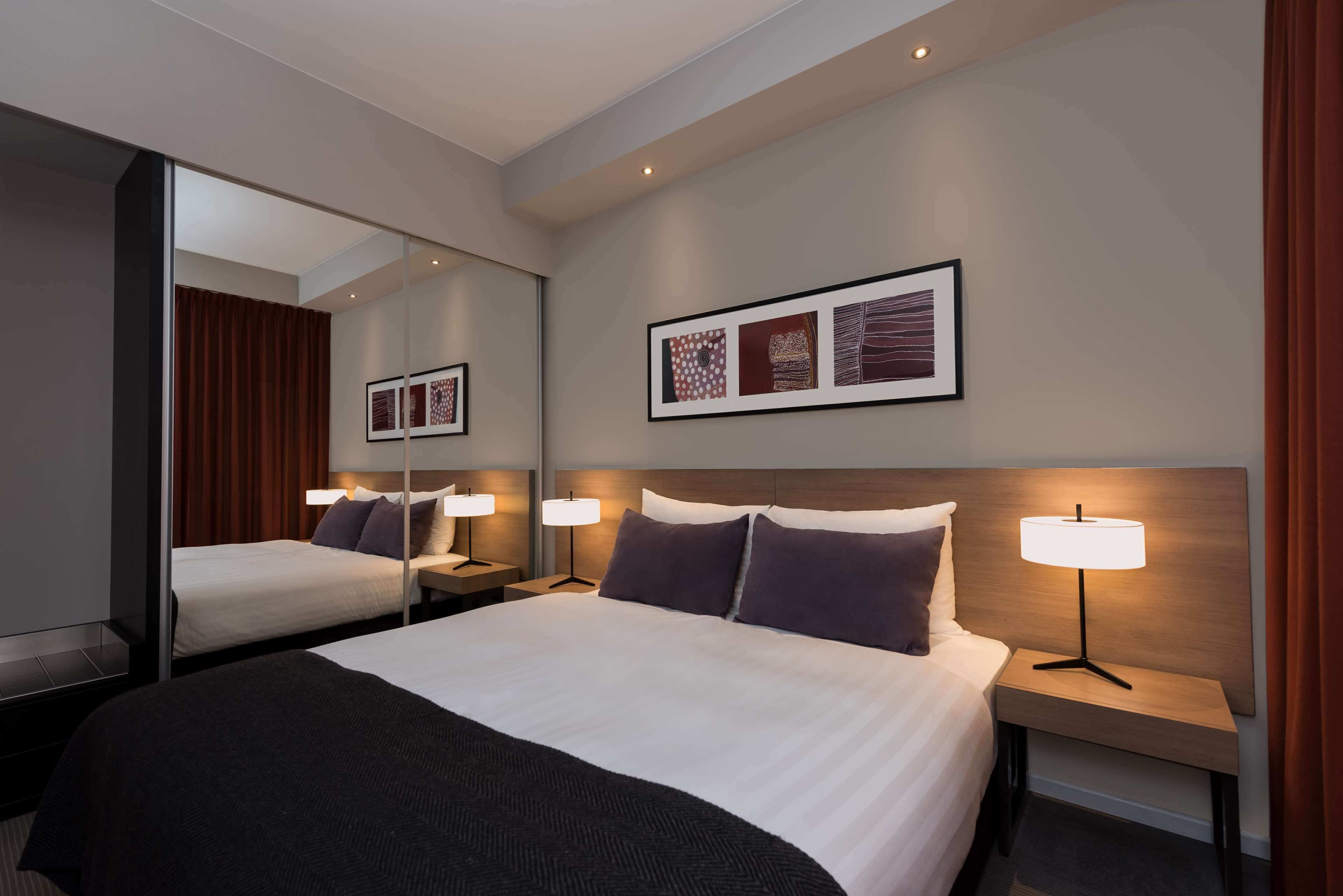 Allergivenligt sengetøj, pengeskab på værelset, skrivebord