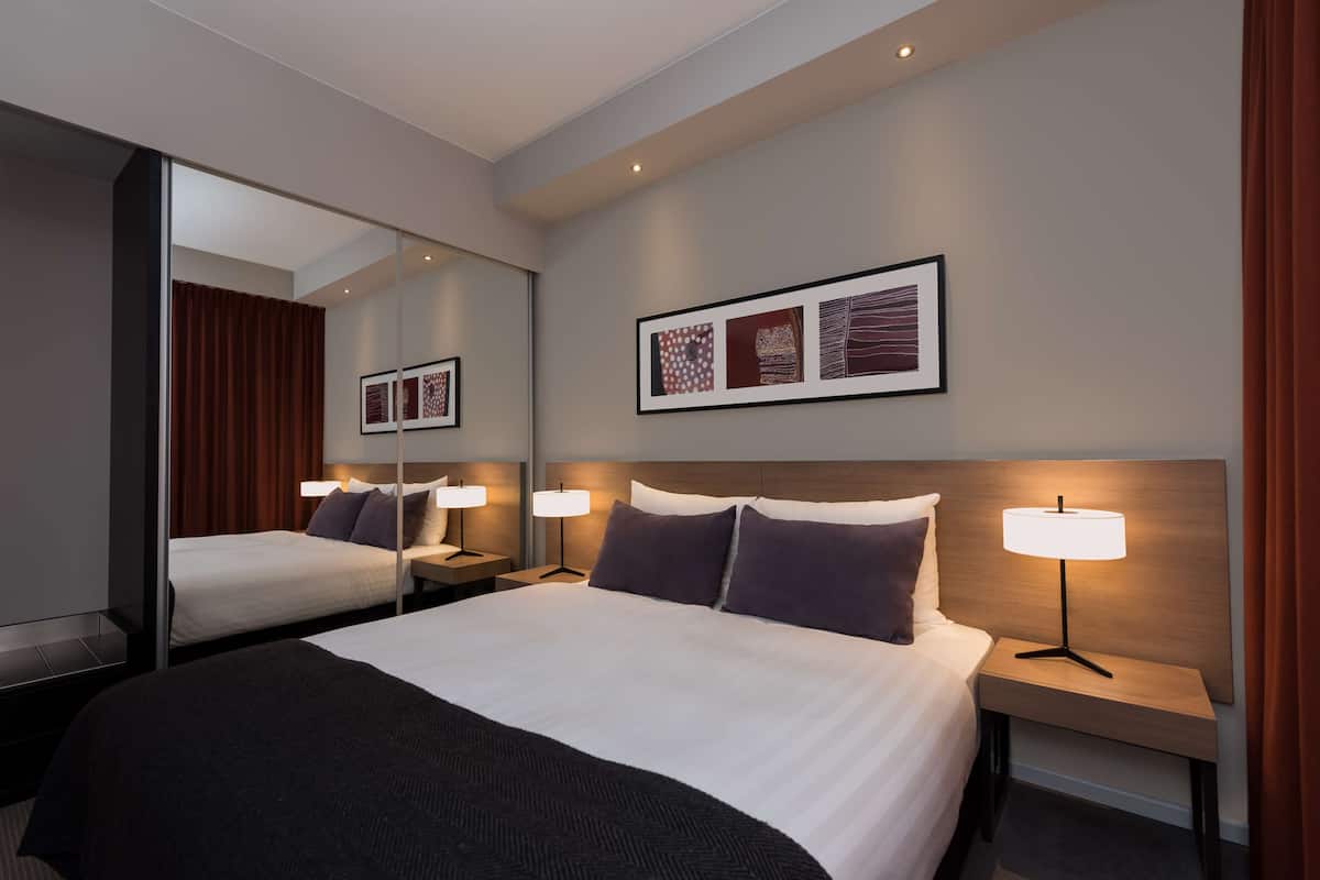 Ropa de cama hipoalergénica y caja de seguridad en la habitación