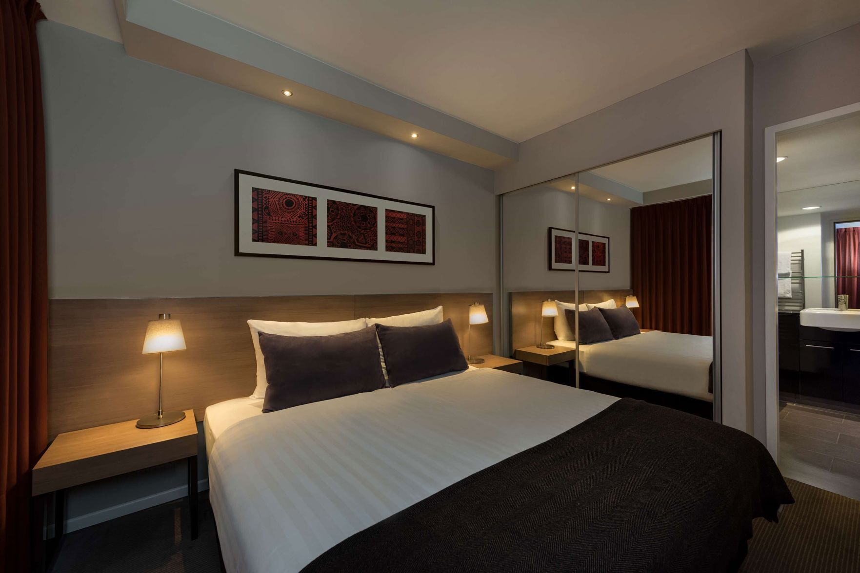 Allergivenligt sengetøj, pengeskab på værelset, skrivebord