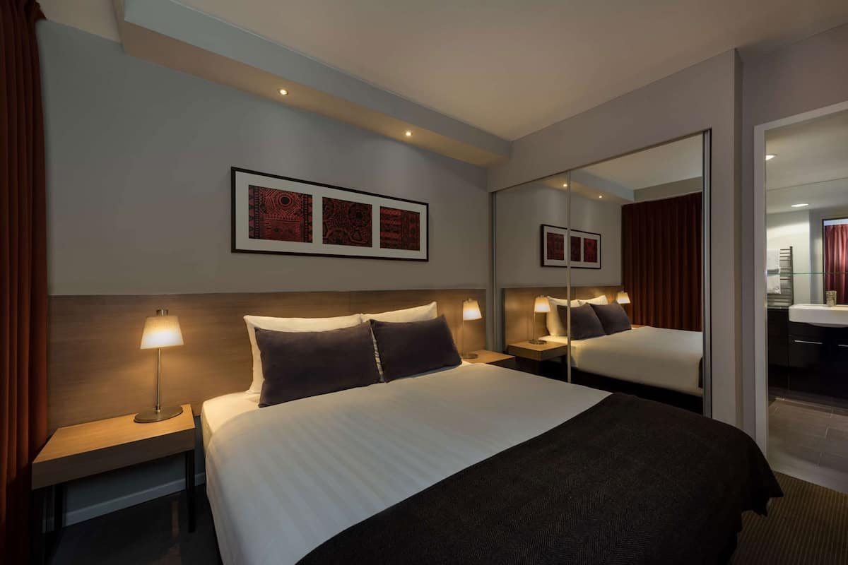 Ropa de cama hipoalergénica y caja de seguridad en la habitación