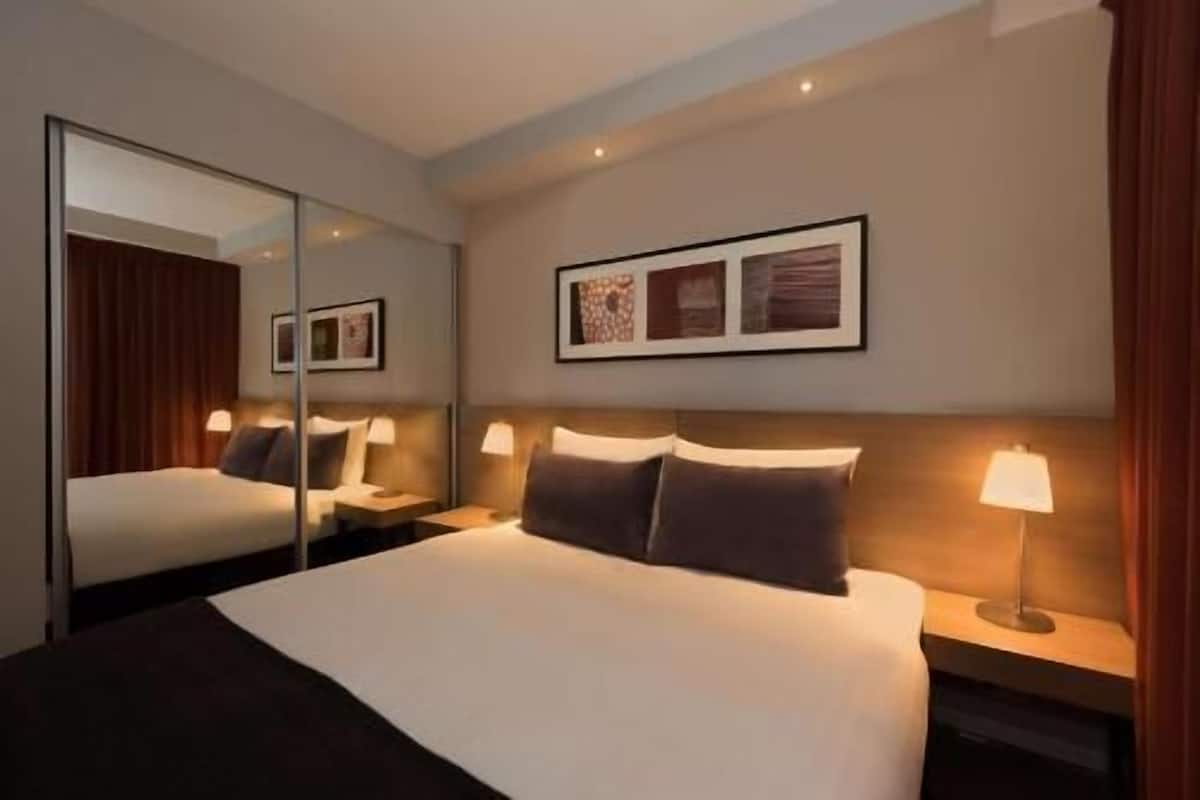 Ropa de cama hipoalergénica y caja de seguridad en la habitación