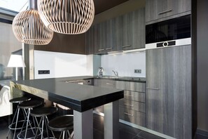 Hypo-allergenic bedding, in-room safe, desk, iron/ironing board - Adina Apartment Hotel Frankfurt Neue Oper (Frankfurt)