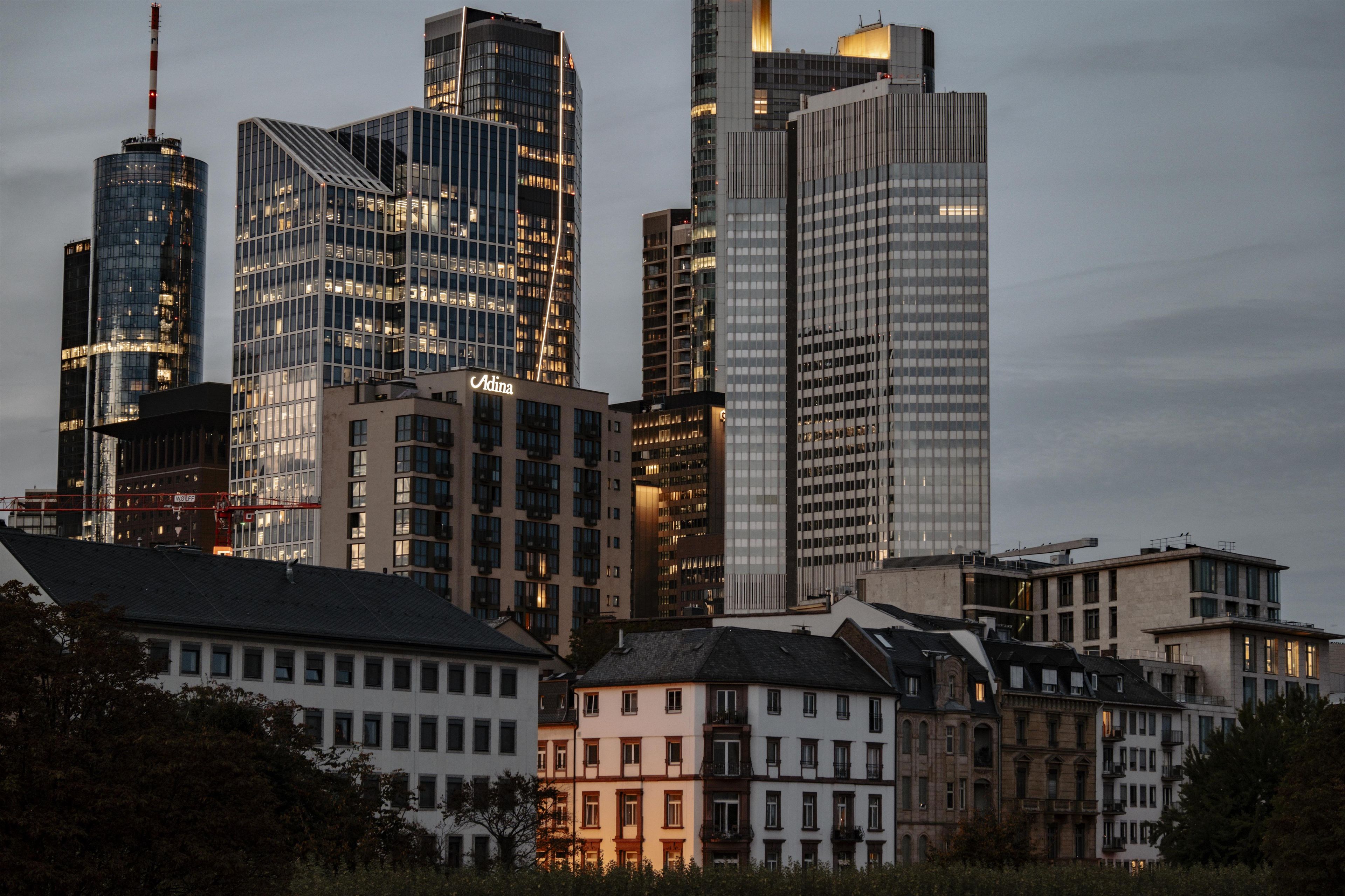 Et bybillede med moderne skyskrabere og ældre boligbygninger.