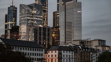 Un paisaje urbano con modernos edificios altos y construcciones residenciales más antiguas.