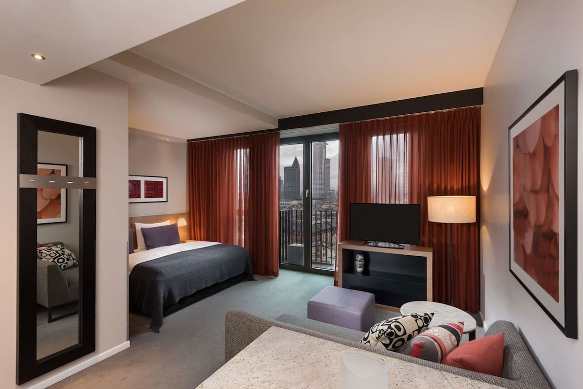 Ropa de cama hipoalergénica y caja de seguridad en la habitación