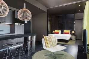 Hypo-allergenic bedding, in-room safe, desk, iron/ironing board - Adina Apartment Hotel Frankfurt Neue Oper (Frankfurt)