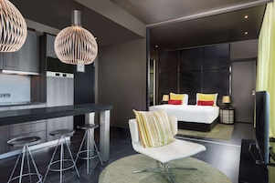 Ropa de cama hipoalergénica y caja de seguridad en la habitación