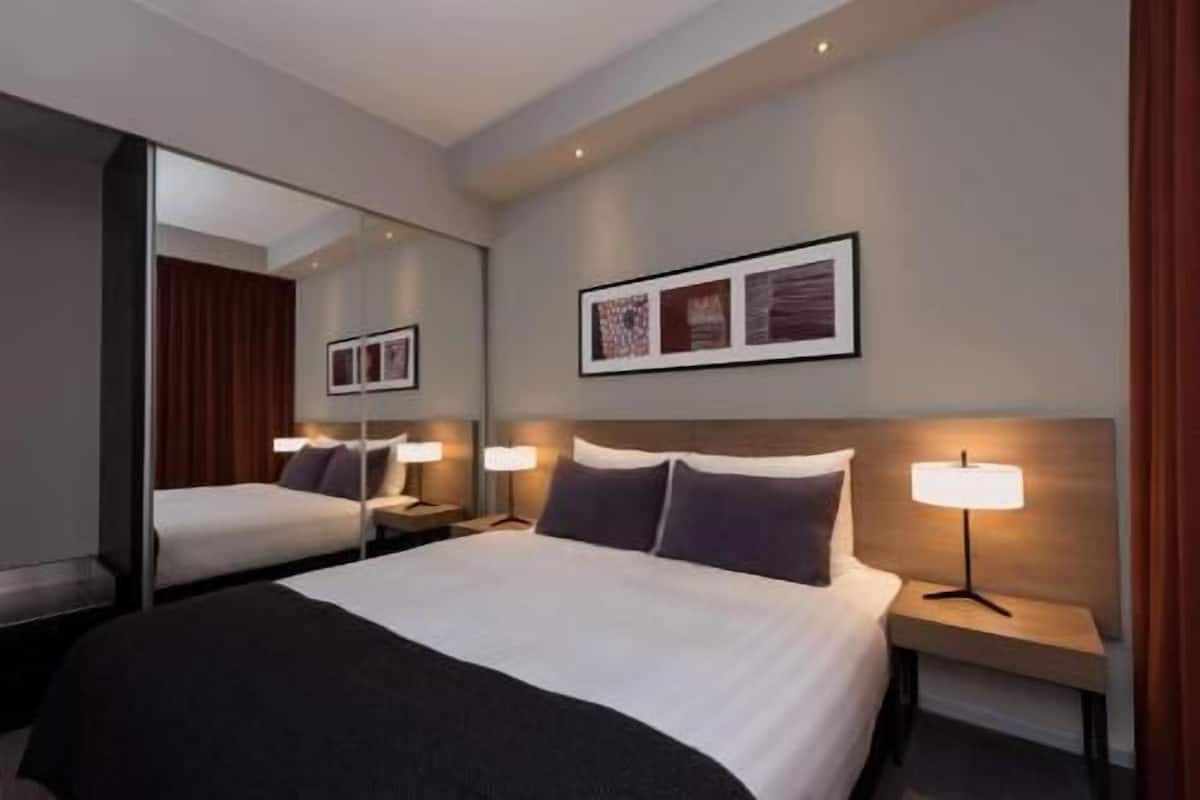 Ropa de cama hipoalergénica y caja de seguridad en la habitación