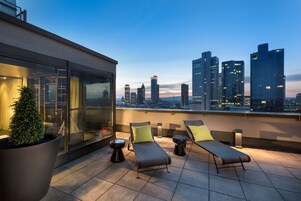 Ropa de cama hipoalergénica y caja de seguridad en la habitación