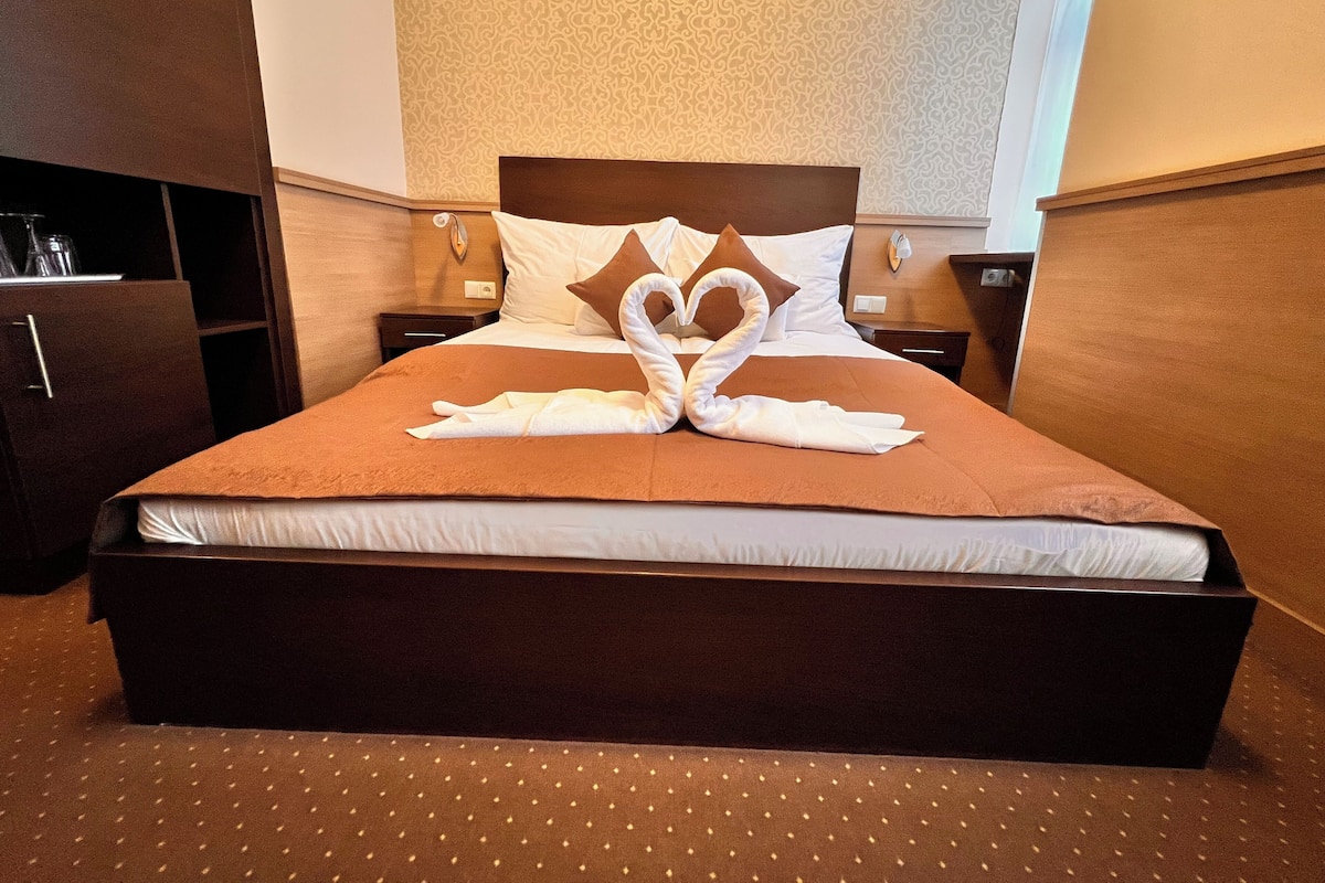 Double Room | 2 bilik tidur, peti besi dalam bilik, meja, ruang kerja komputer riba