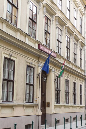 A building with a sign reading "Central Hospital 121". - Central Hotel 21 (Budapest)
