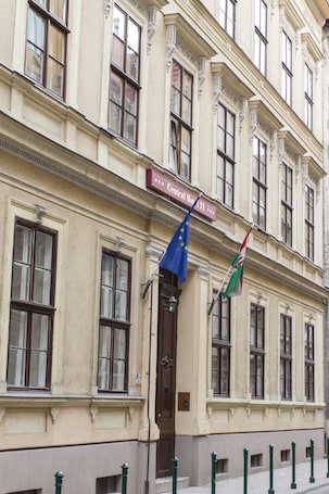 Exterior. Central Hotel 21